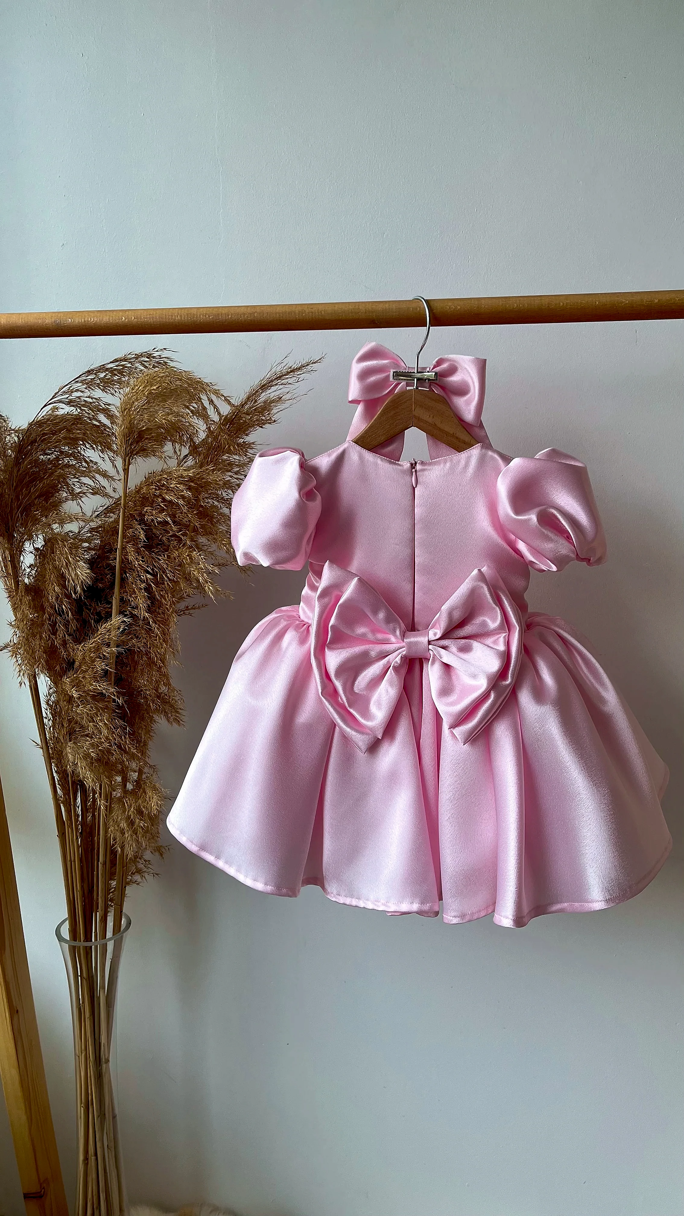 Pembe Saten Fiyonklu Kız Bebek Elbisesi – Özel Gün ve Doğum Günü Elbisesi