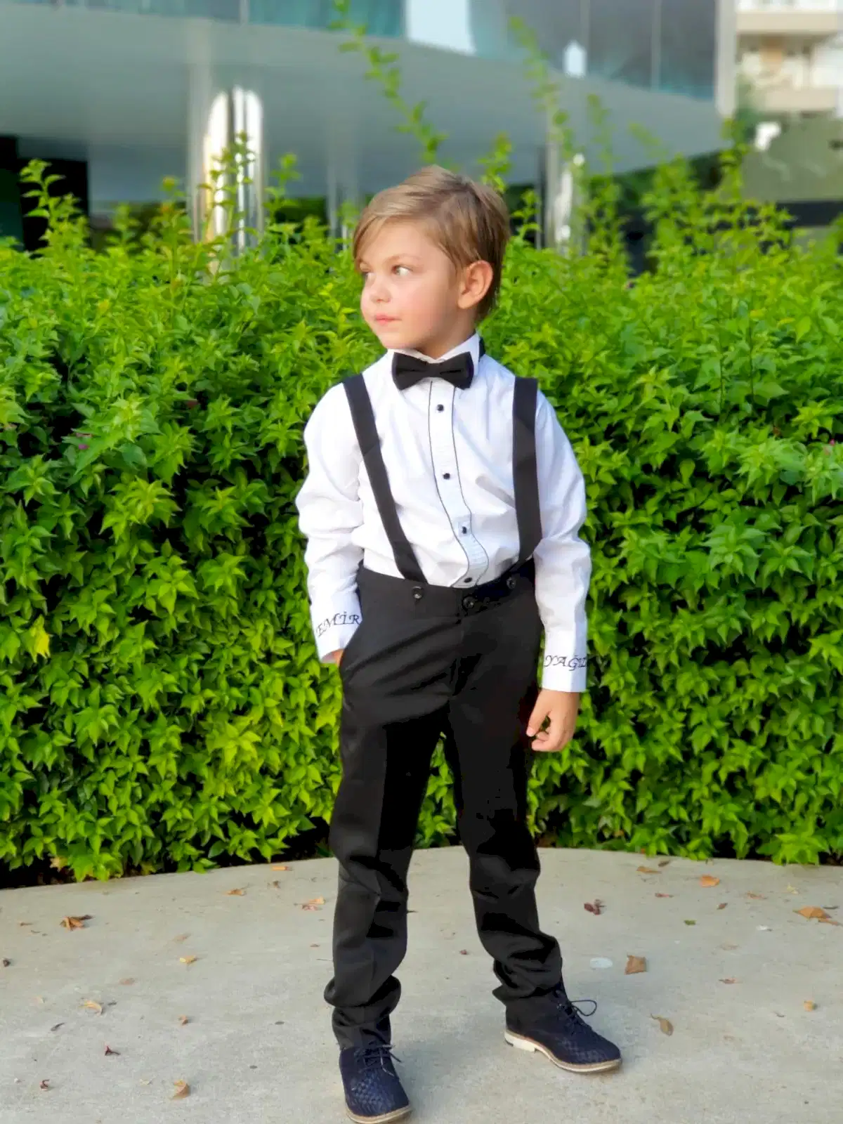 Erkek çocuk beyaz gömlek detay, papyonlu klasik çocuk gömleği, düğme ve biyeli tasarım