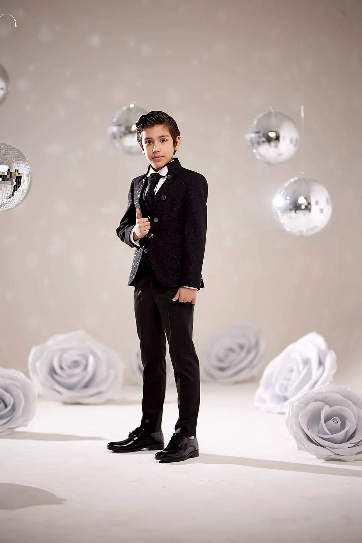 Simli Siyah Çocuk Takım Elbise – İtalyan Kesim Mezuniyet ve Özel Gün Kıyafeti