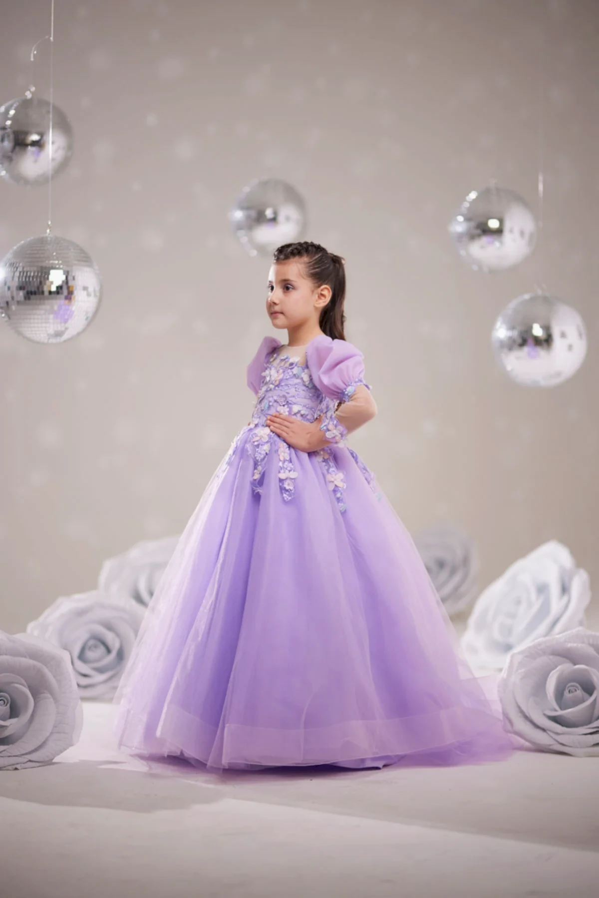 Kız Çocuk Lila Prenses Abiye – 3D Çiçek İşlemeli Tül Elbise, Puff Kol
