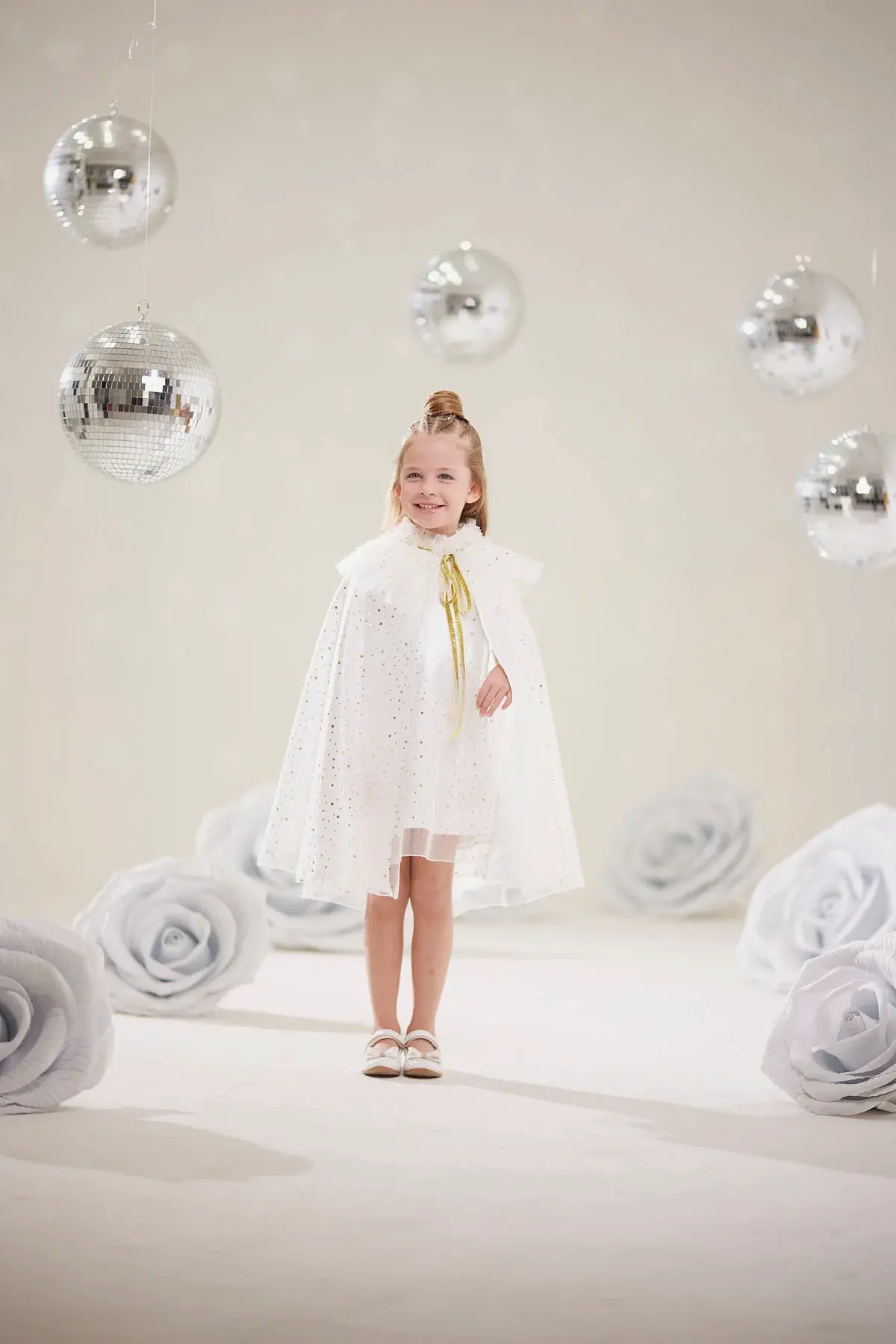 Kız Çocuk Yıldız Desenli Beyaz Pelerin