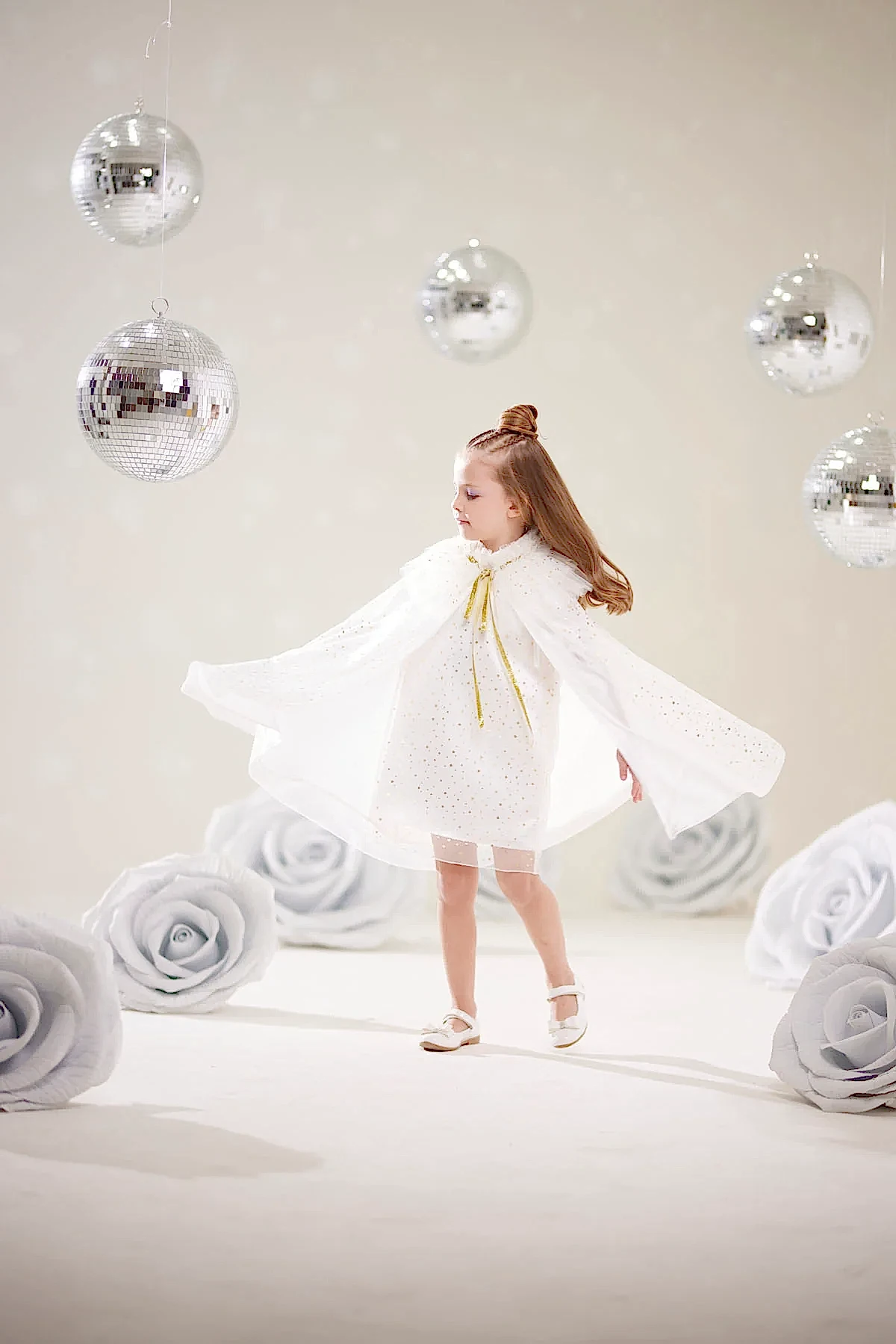 Kız Çocuk Yıldız Desenli Beyaz Pelerin