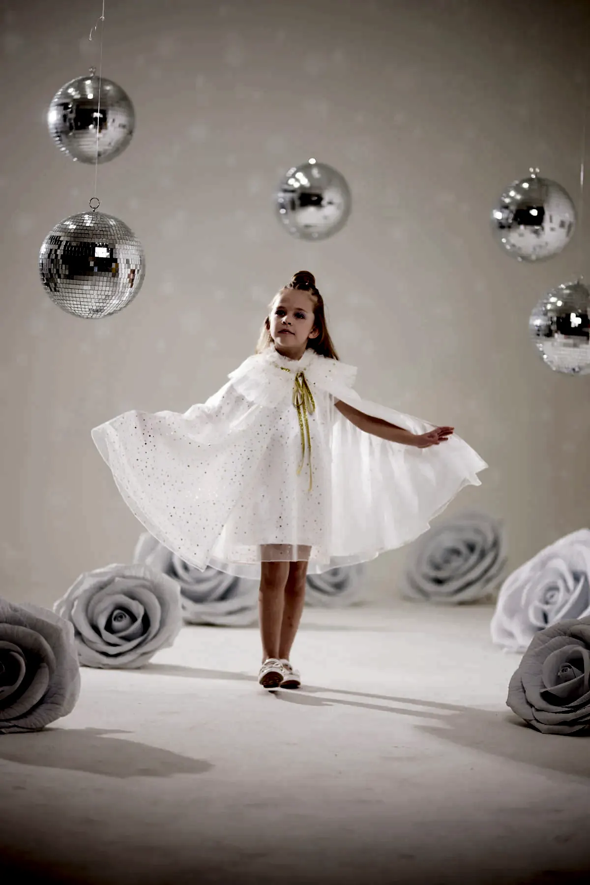 Kız Çocuk Yıldız Desenli Beyaz Pelerin