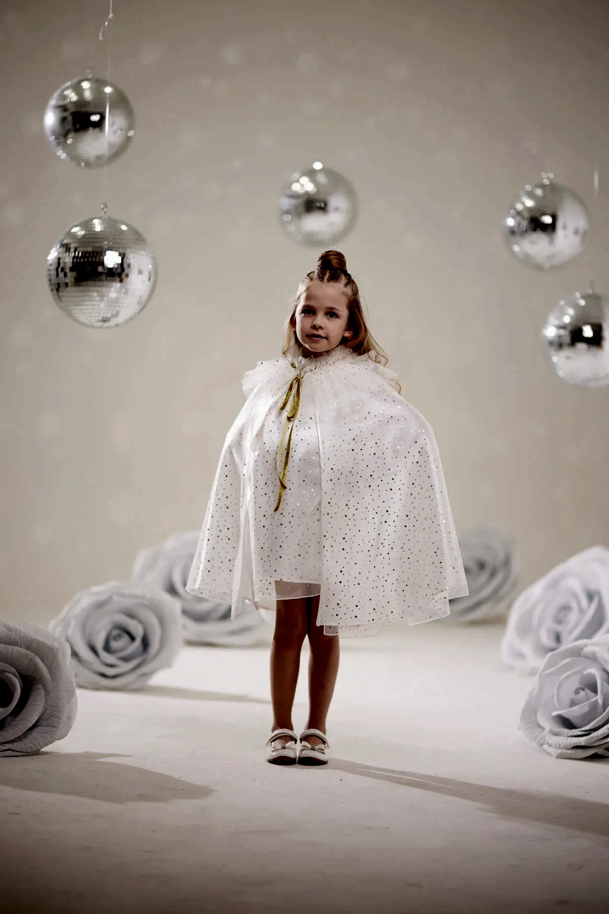 Kız Çocuk Yıldız Desenli Beyaz Pelerin