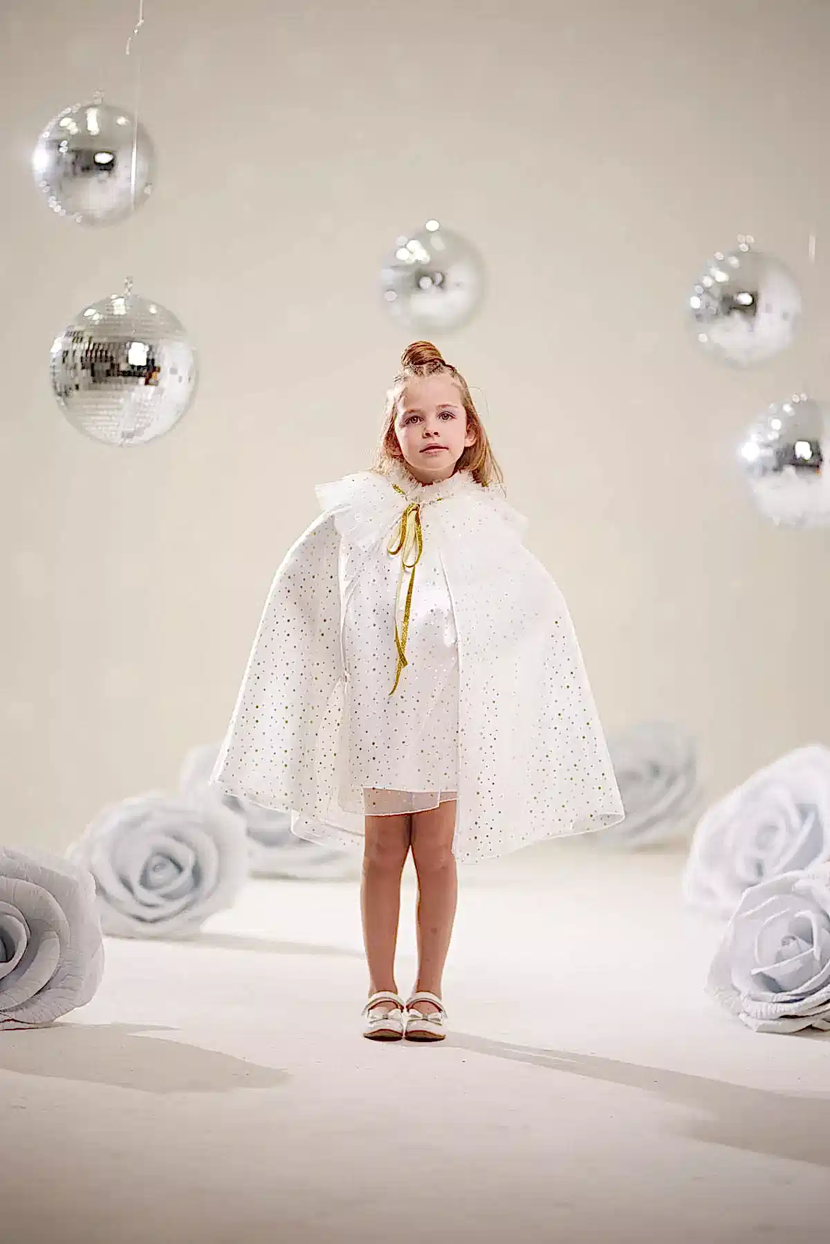 Kız Çocuk Yıldız Desenli Beyaz Pelerin