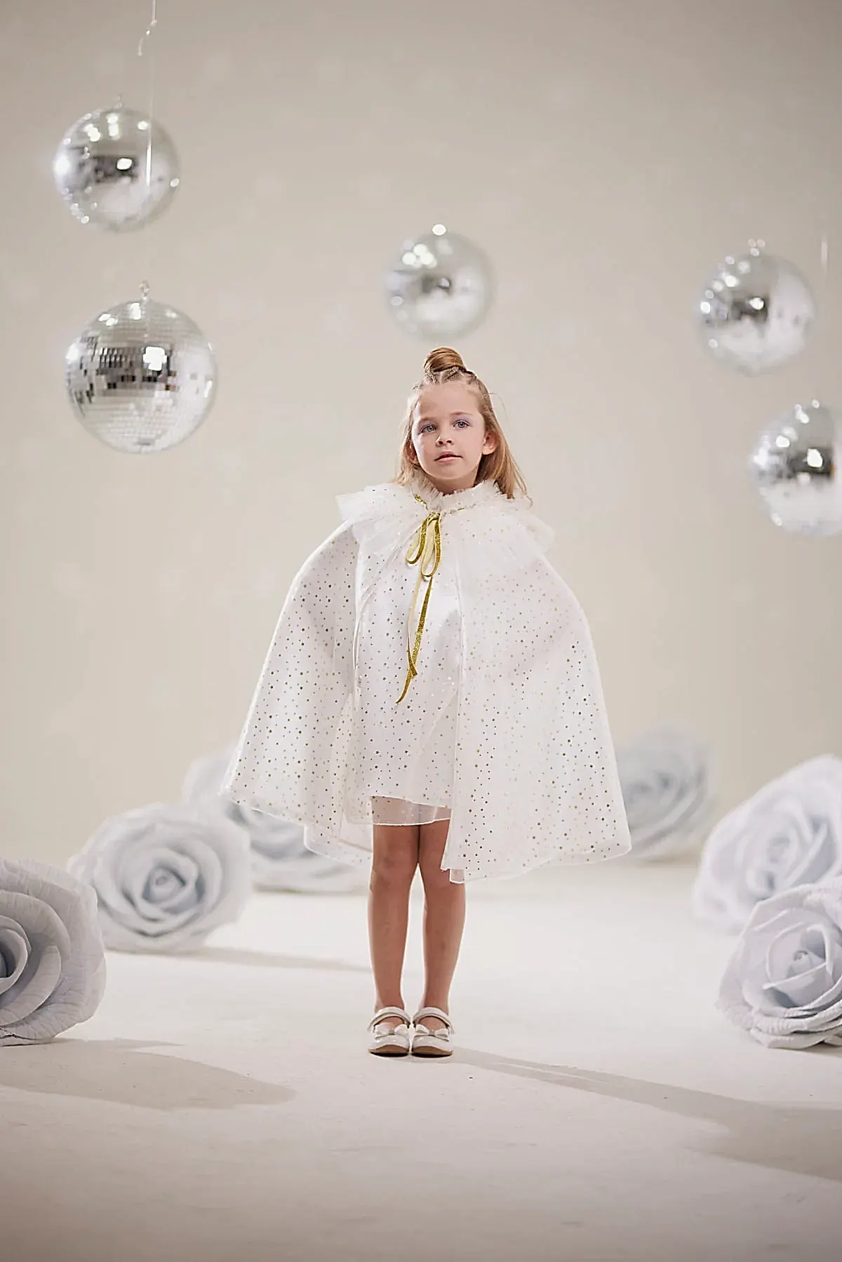 Kız Çocuk Yıldız Desenli Beyaz Pelerin