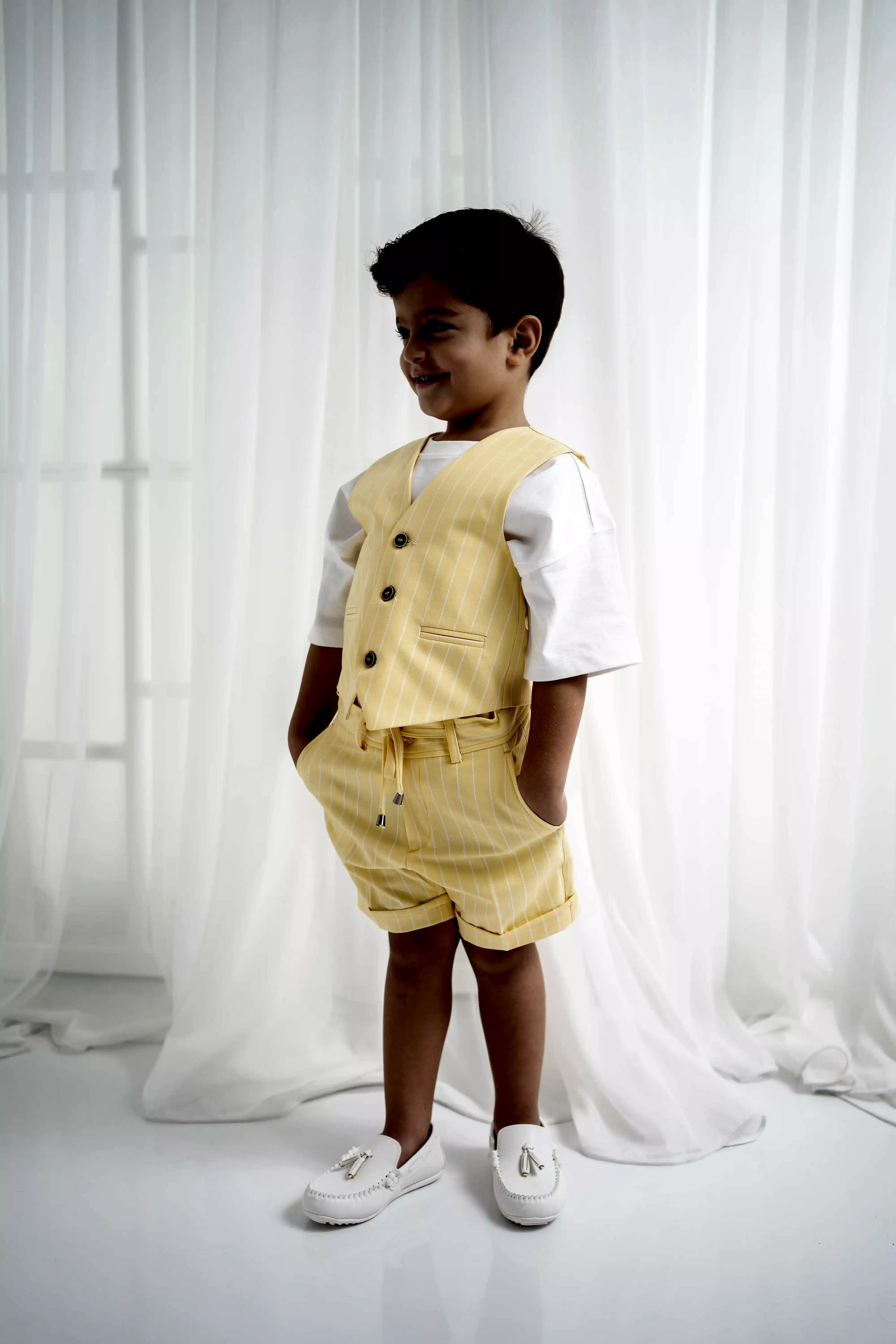 Erkek Çocuk Sarı Çizgili Yelek ve Şort Thişört Takım – Yazlık Üçlü Set