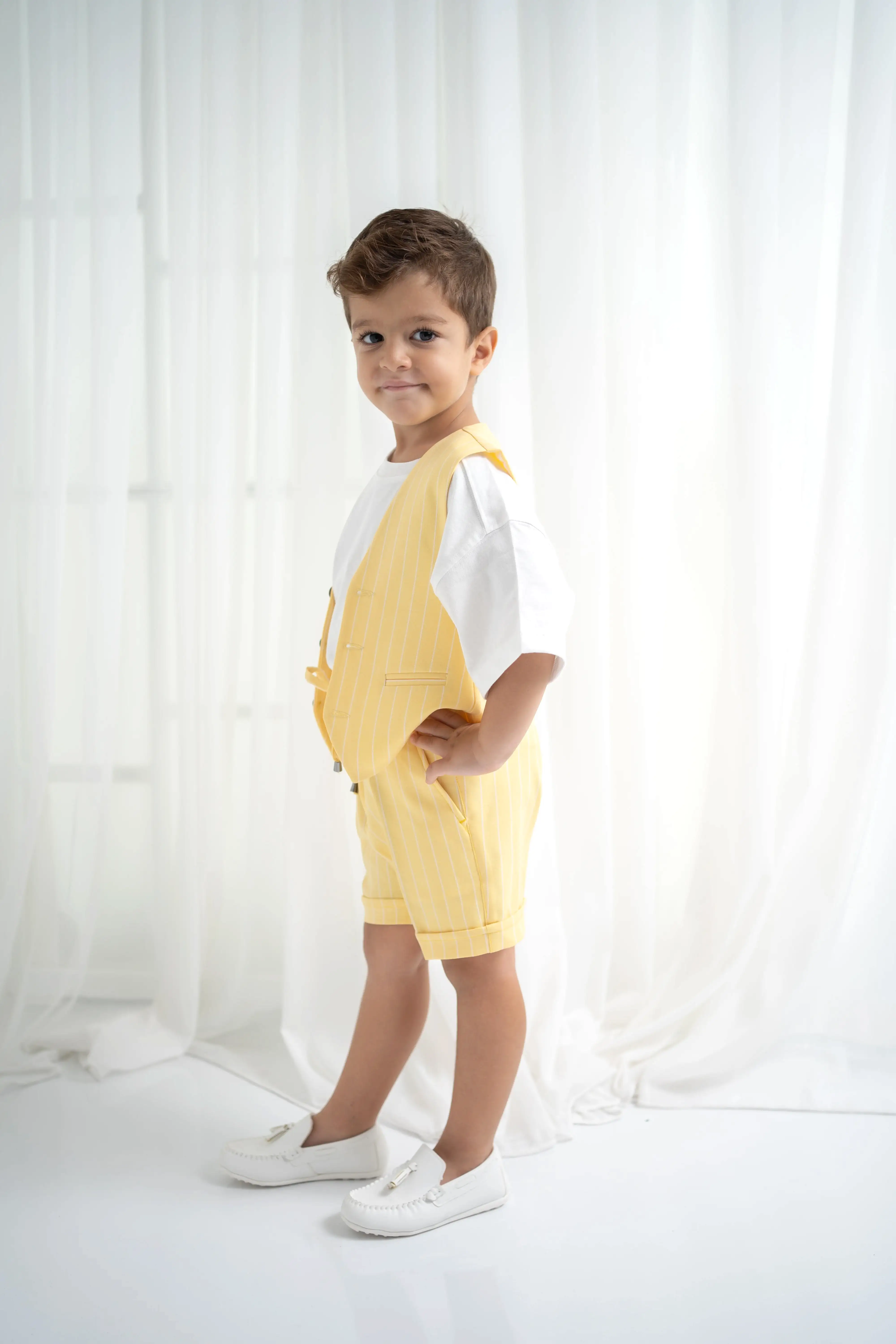 Erkek Çocuk Sarı Çizgili Yelek ve Şort Takım – Yazlık Üçlü Set