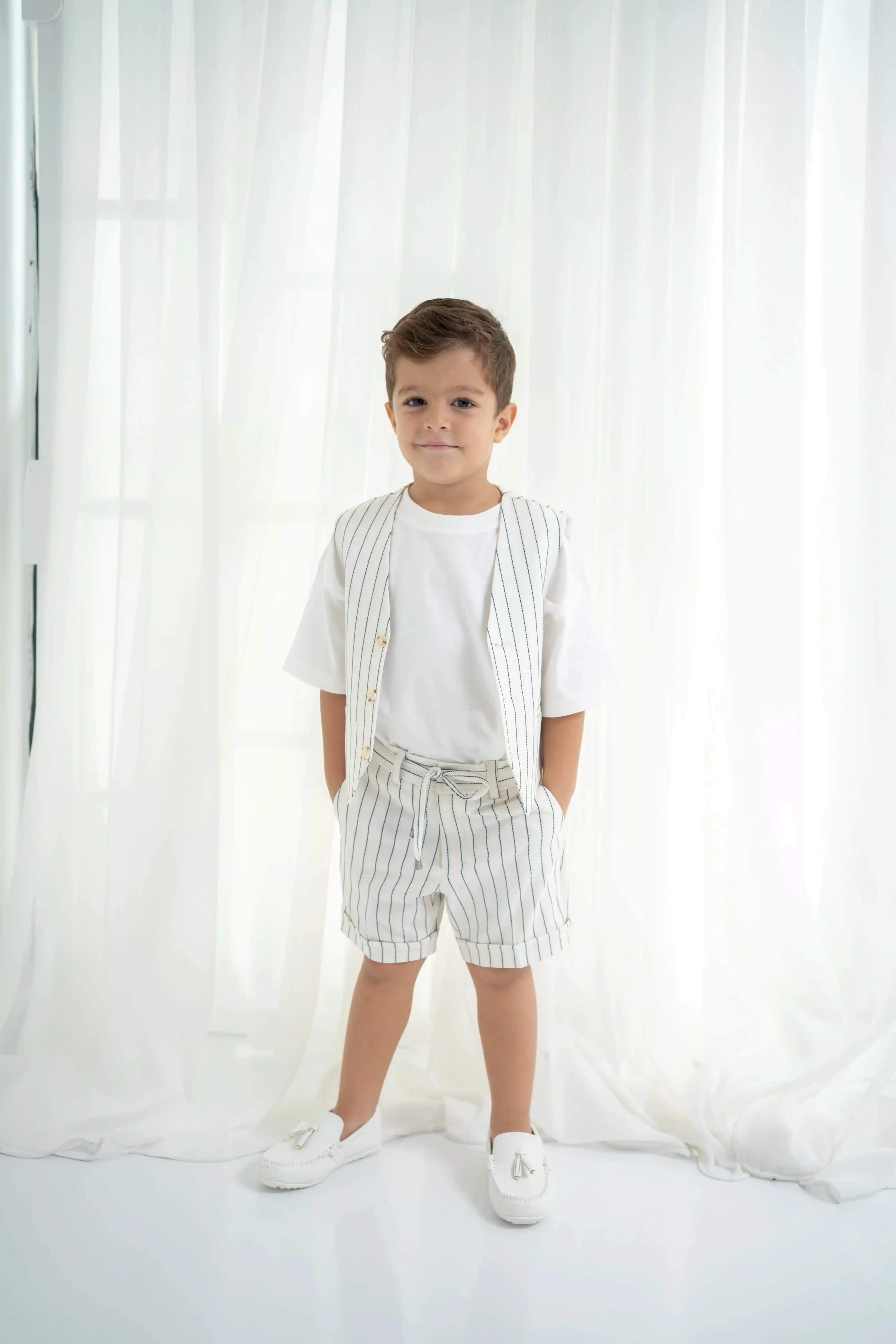 Çizgili Yelek ve Şortlu Erkek Çocuk Takımı