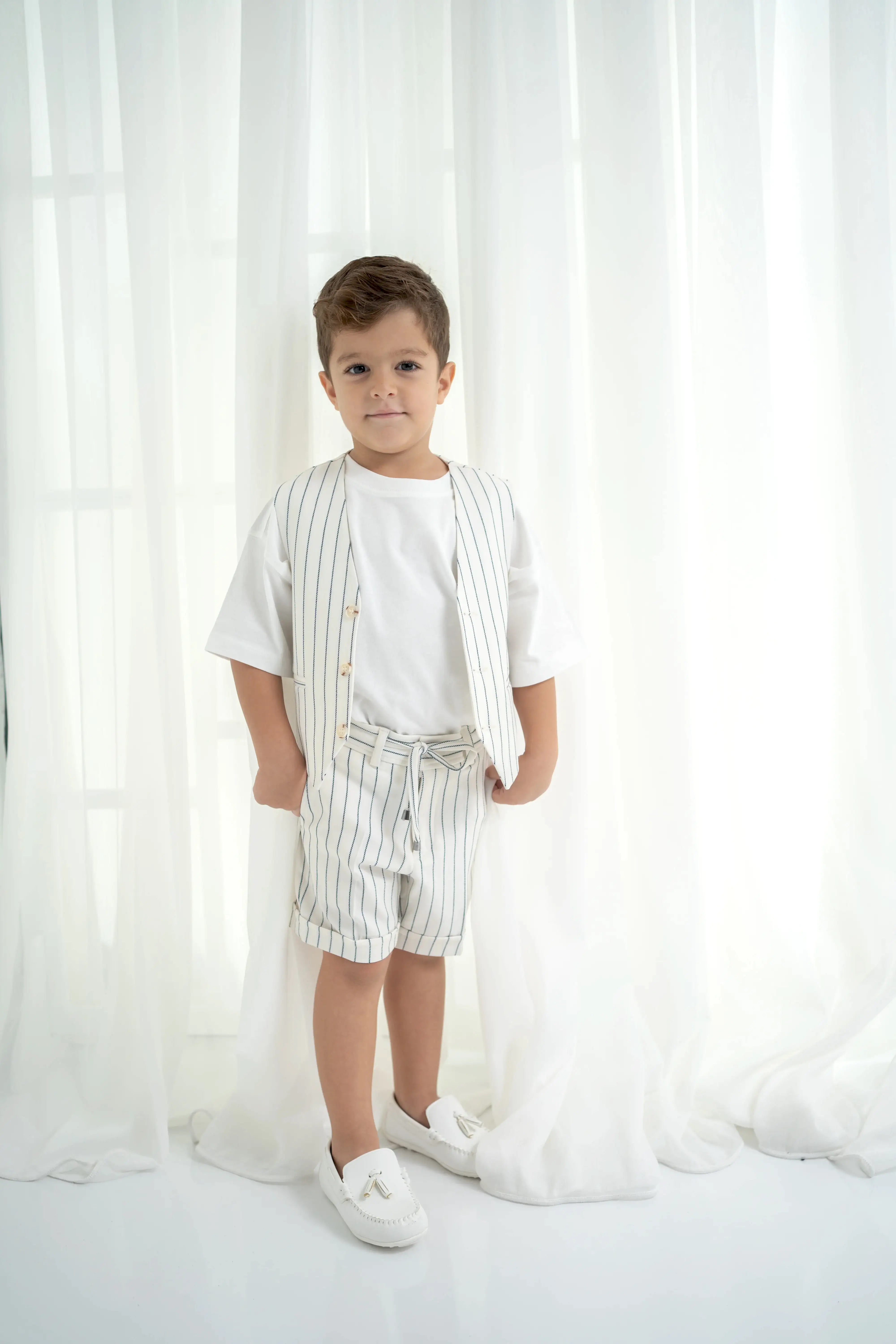 Çizgili Yelek ve Şortlu Erkek Çocuk Takımı