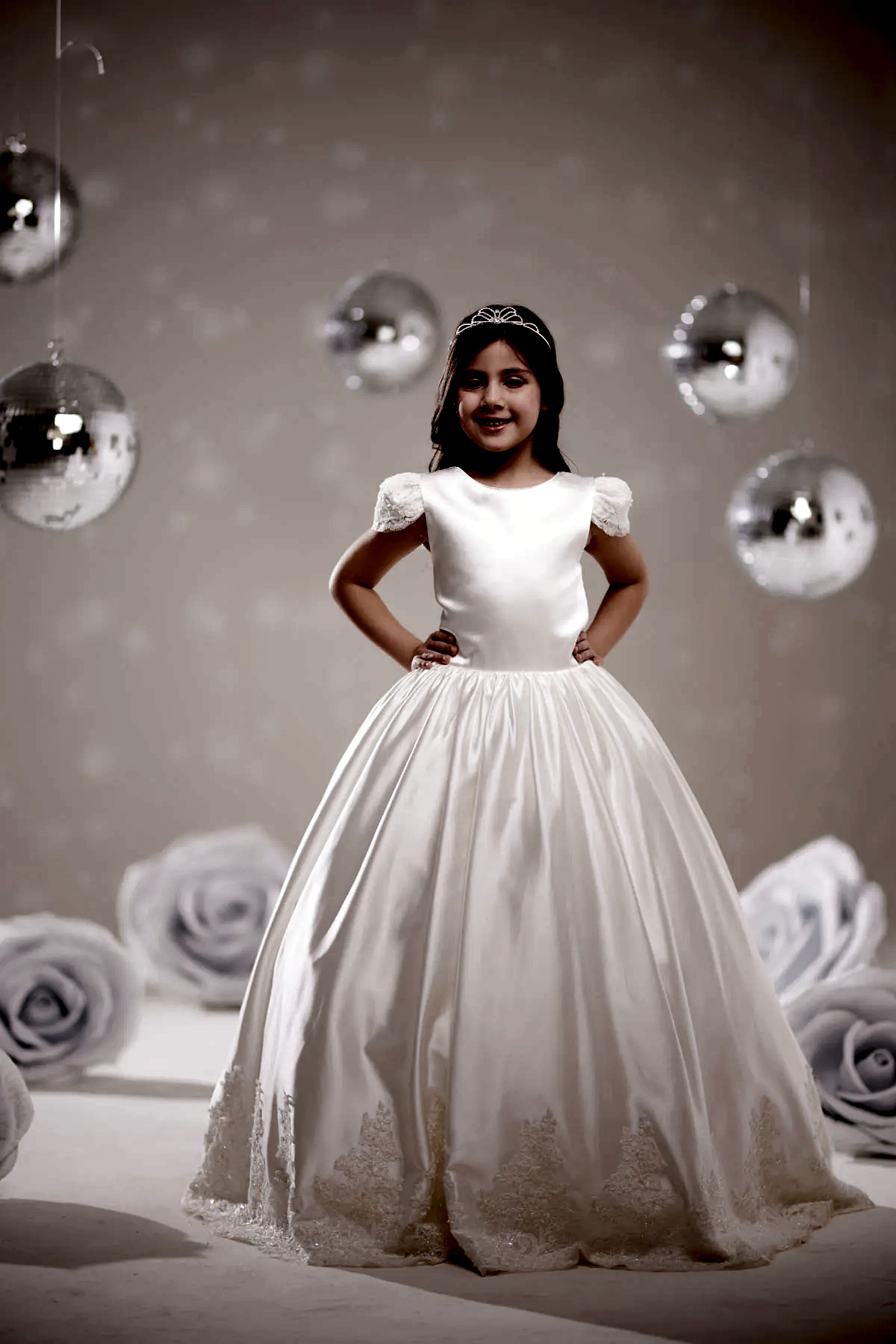 Kız Çocuk Abiye Elbise – Beyaz Dantel Detaylı Özel Gün Elbisesi