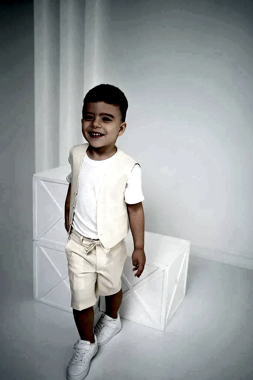 Keten Yelek, Şort ve Tişört Takımı - Erkek Çocuklar İçin Şık Kombin