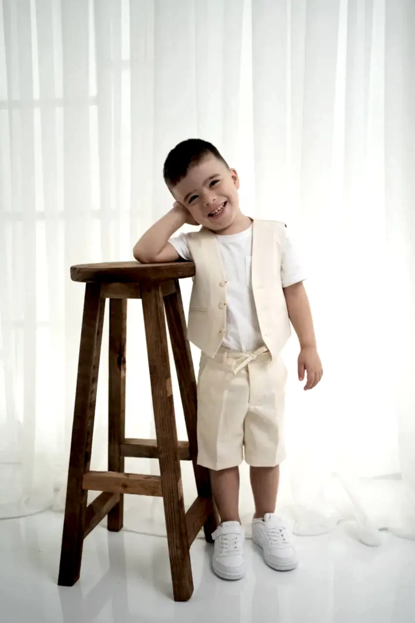 Keten Yelek, Şort ve Tişört Takımı - Erkek Çocuklar İçin Şık Kombin