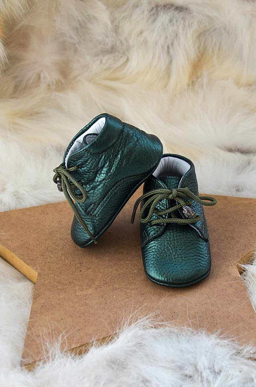 El Yapımı Yeşil Gerçek Deri Bağcıklı Bebek Patik – İlk Adım Ayakkabısı