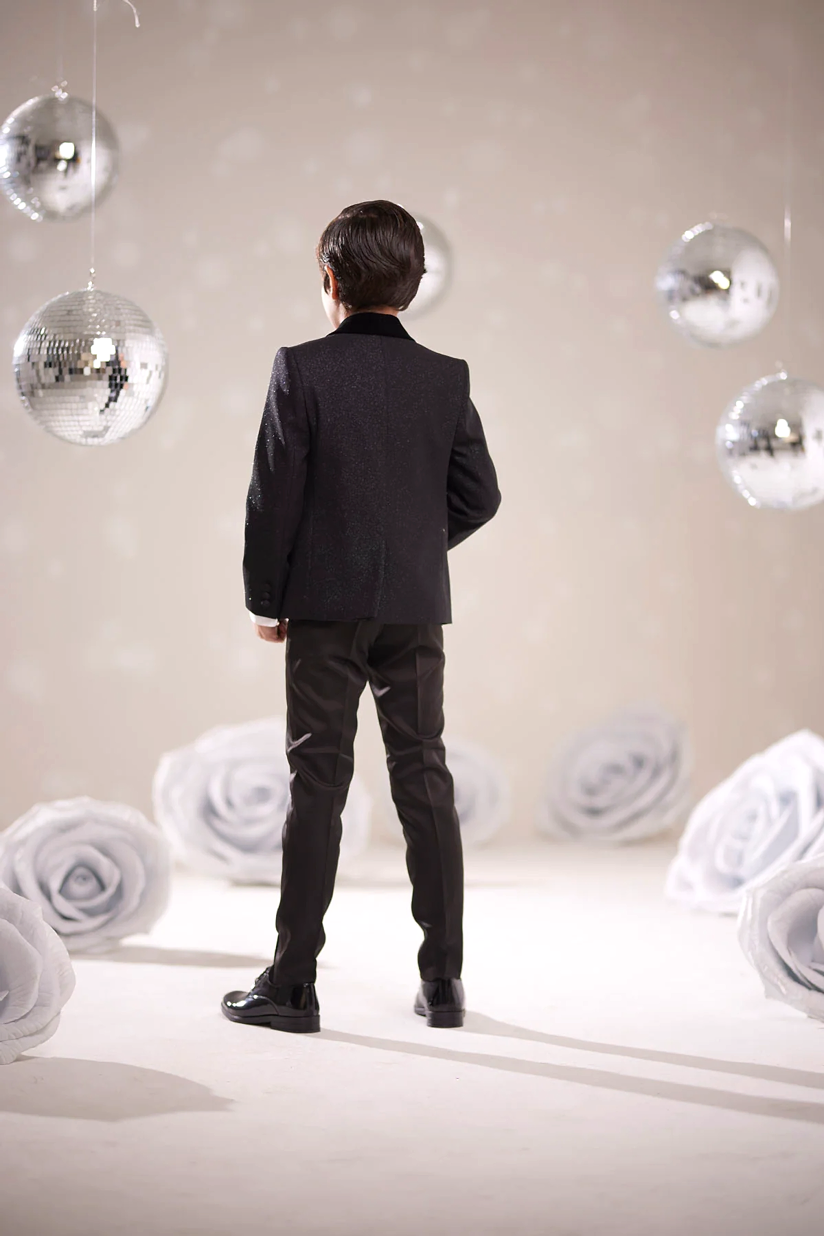 Çocuk Siyah Simli Smokin Takımı – Özel Tasarım Erkek Çocuk Özel Gün Kıyafeti