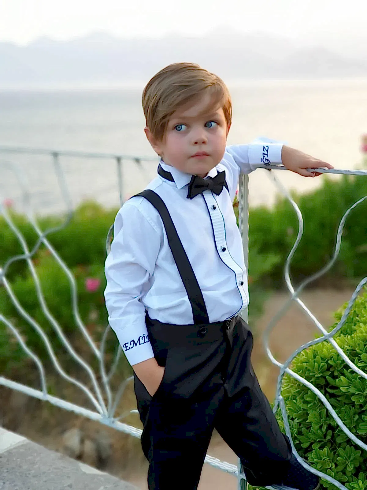 Erkek çocuk düğün ve davet takımı, papyonlu askılı şık çocuk kombini, fotoğraf çekimine uygun klasik stil