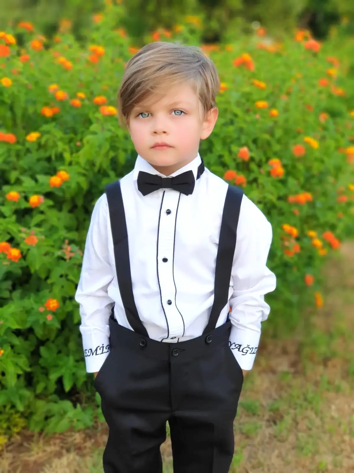 Doğal ortamda çekilmiş erkek çocuk özel gün kıyafeti, modern ve zarif çocuk takım elbise kombini