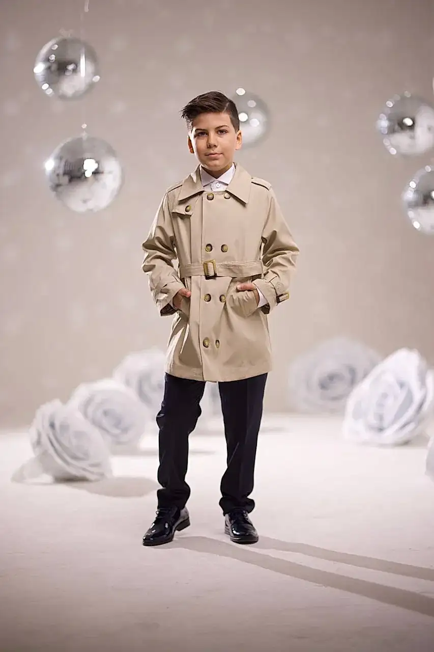 Erkek Çocuk Bej Trençkot – Şık Kuşaklı Dış Giyim