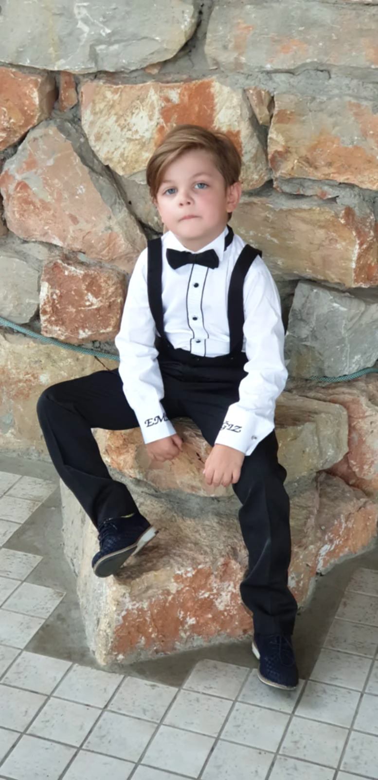 Askılı siyah pantolon erkek çocuk takımı, konforlu bel yapısı ve klasik kesim çocuk pantolonu