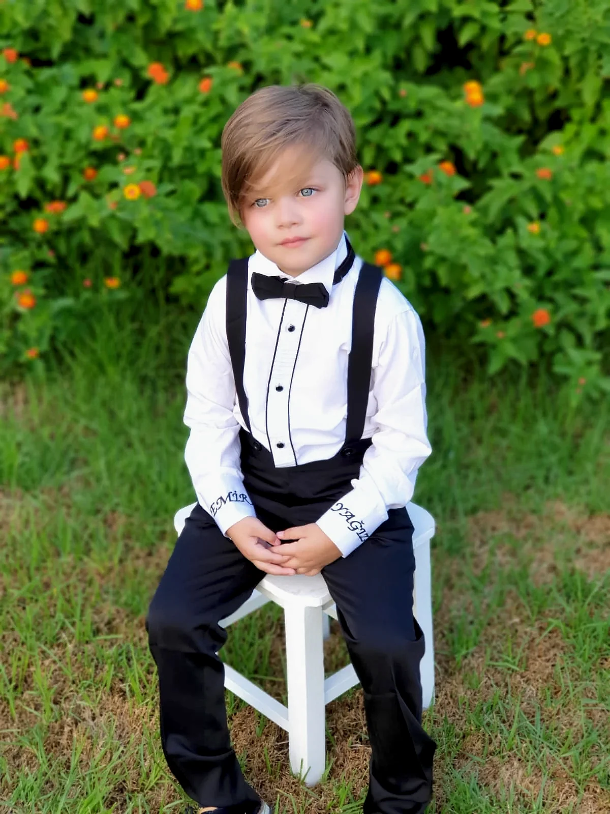 Erkek çocuk siyah beyaz askılı papyonlu takım, özel günler için şık çocuk kombini, premium pamuk gömlek ve klasik pantolon