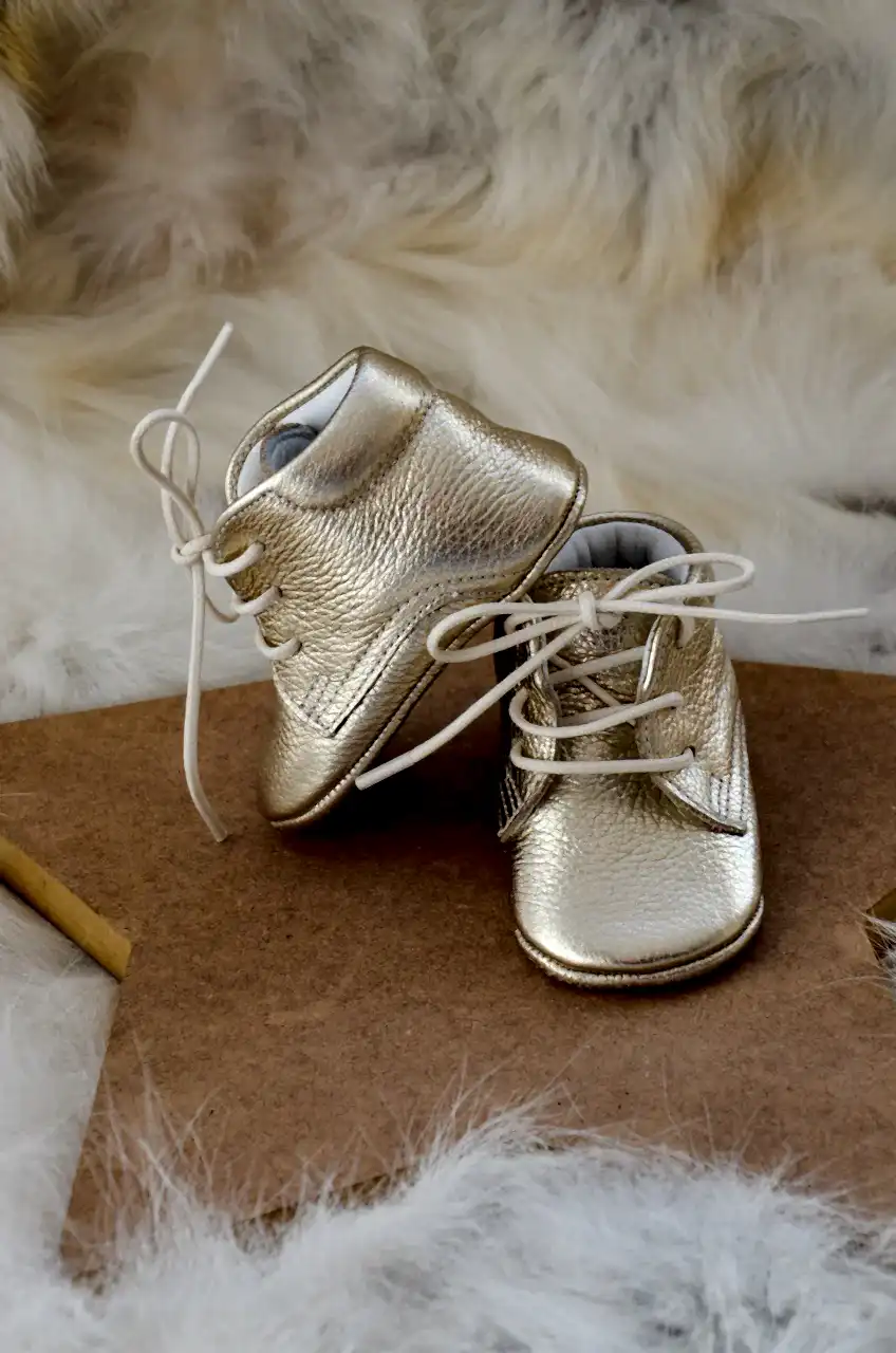 El Yapımı Altın Rengi Gerçek Deri Bağcıklı Bebek Patik – İlk Adım Ayakkabısı