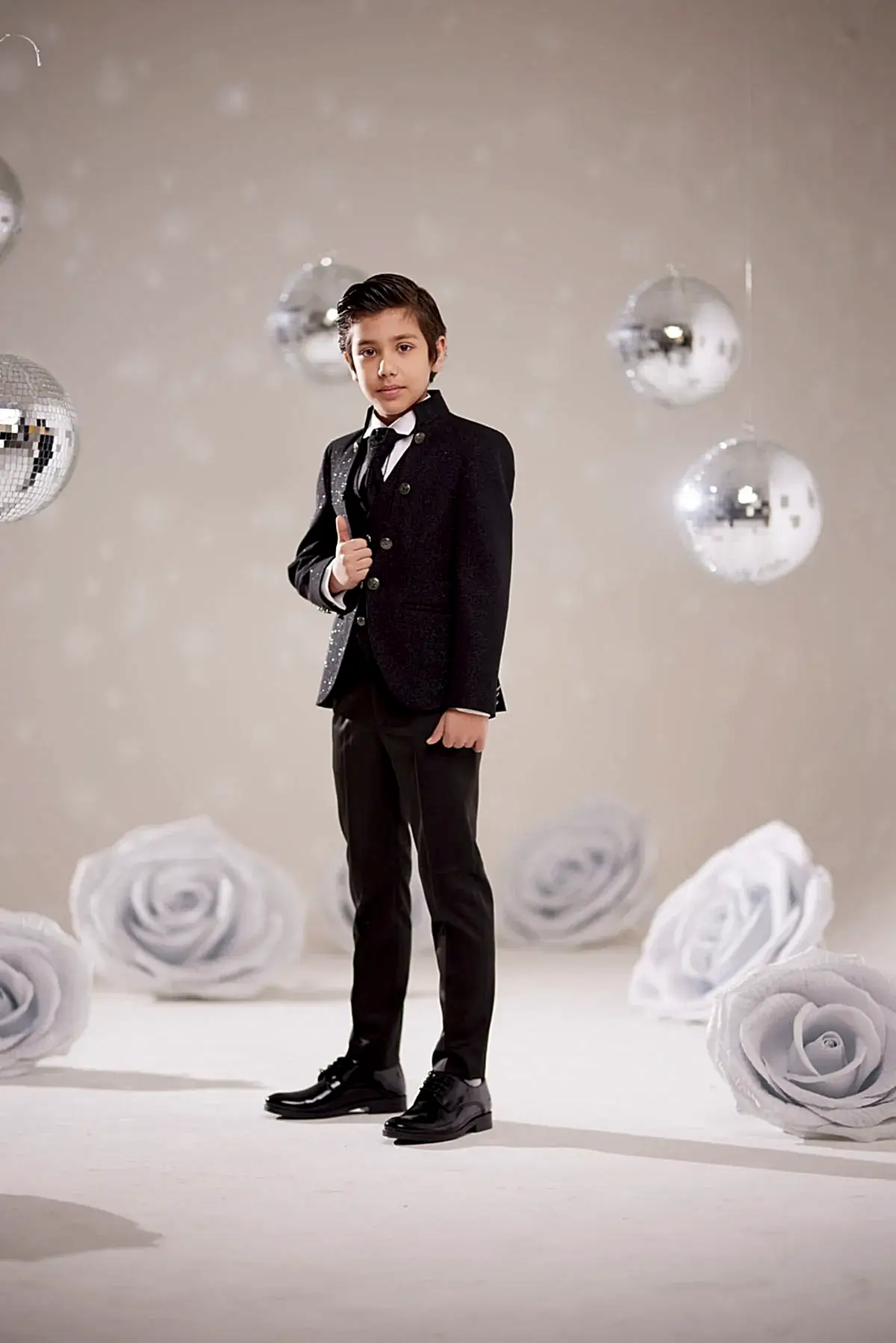 Simli Siyah Çocuk Takım Elbise – İtalyan Kesim Mezuniyet ve Özel Gün Kıyafeti