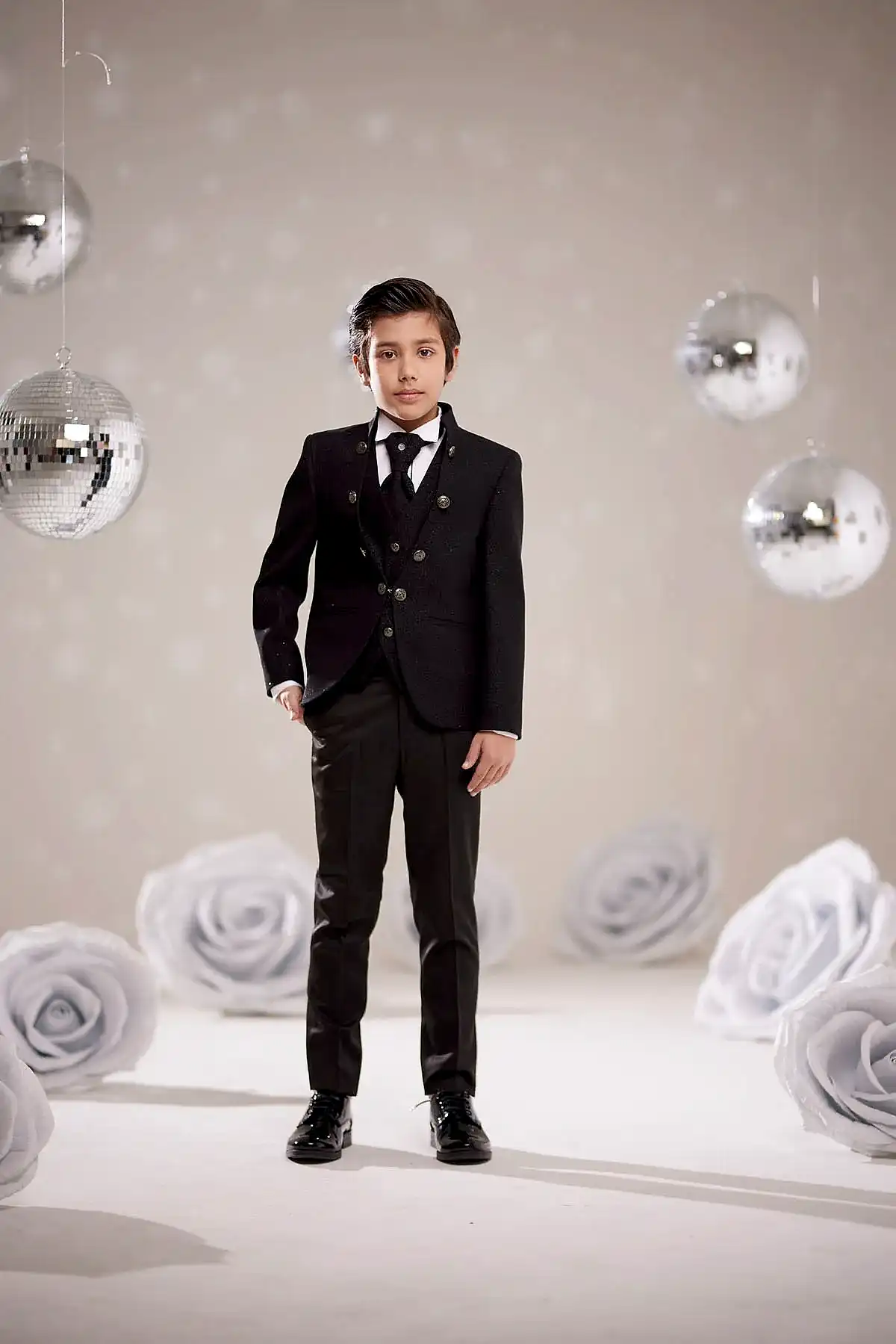 Simli Siyah Çocuk Takım Elbise – İtalyan Kesim Mezuniyet ve Özel Gün Kıyafeti