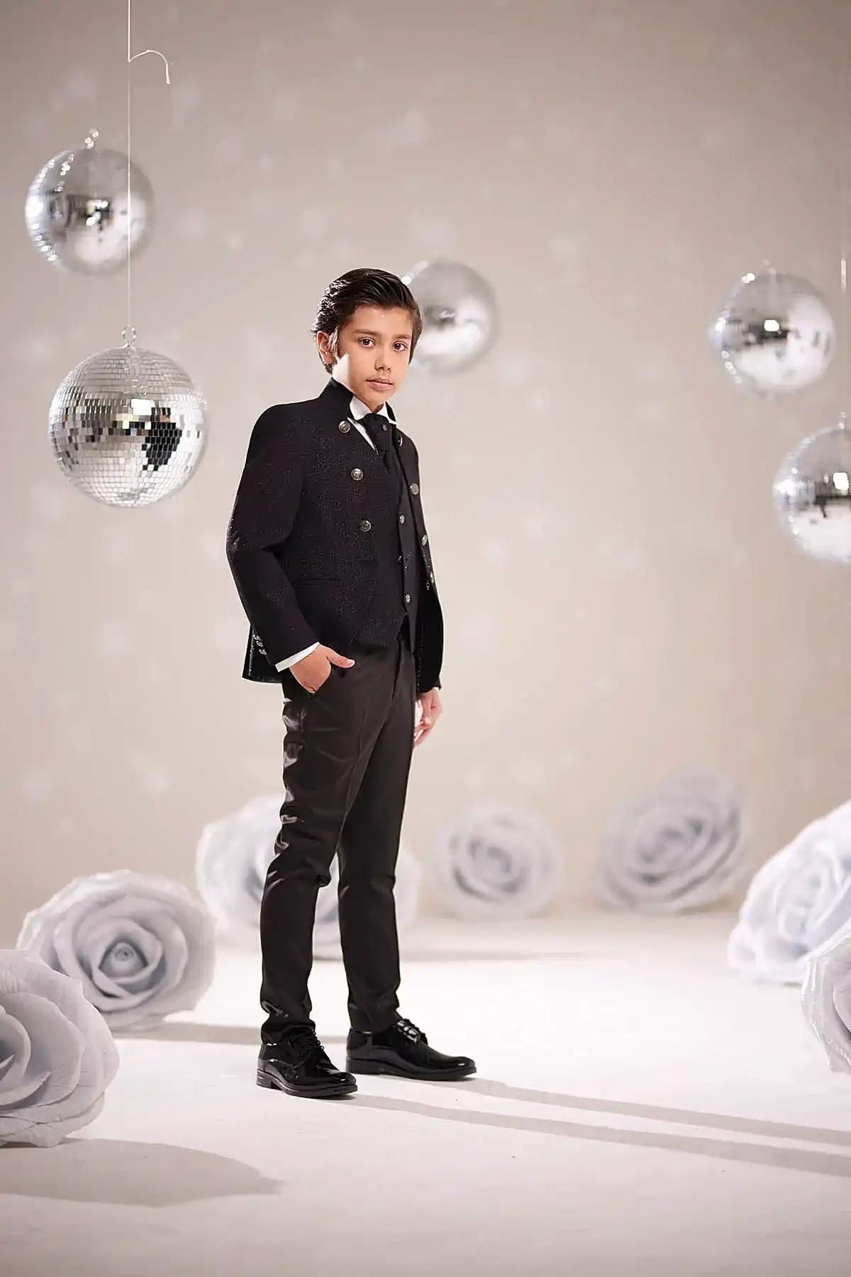 Simli Siyah Çocuk Takım Elbise – İtalyan Kesim Mezuniyet ve Özel Gün Kıyafeti