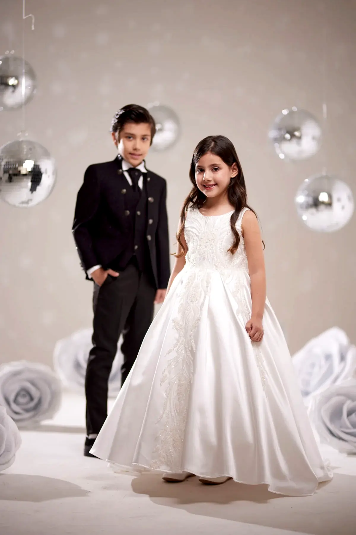 Simli Siyah Çocuk Takım Elbise – İtalyan Kesim Mezuniyet ve Özel Gün Kıyafeti