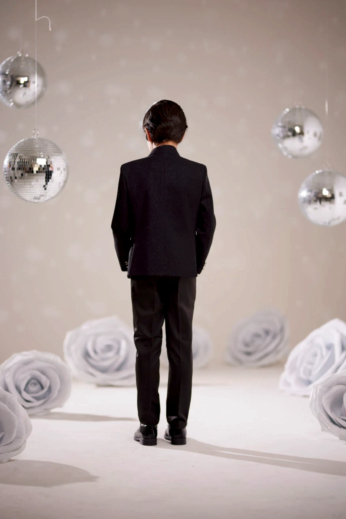 Simli Siyah Çocuk Takım Elbise – İtalyan Kesim Mezuniyet ve Özel Gün Kıyafeti