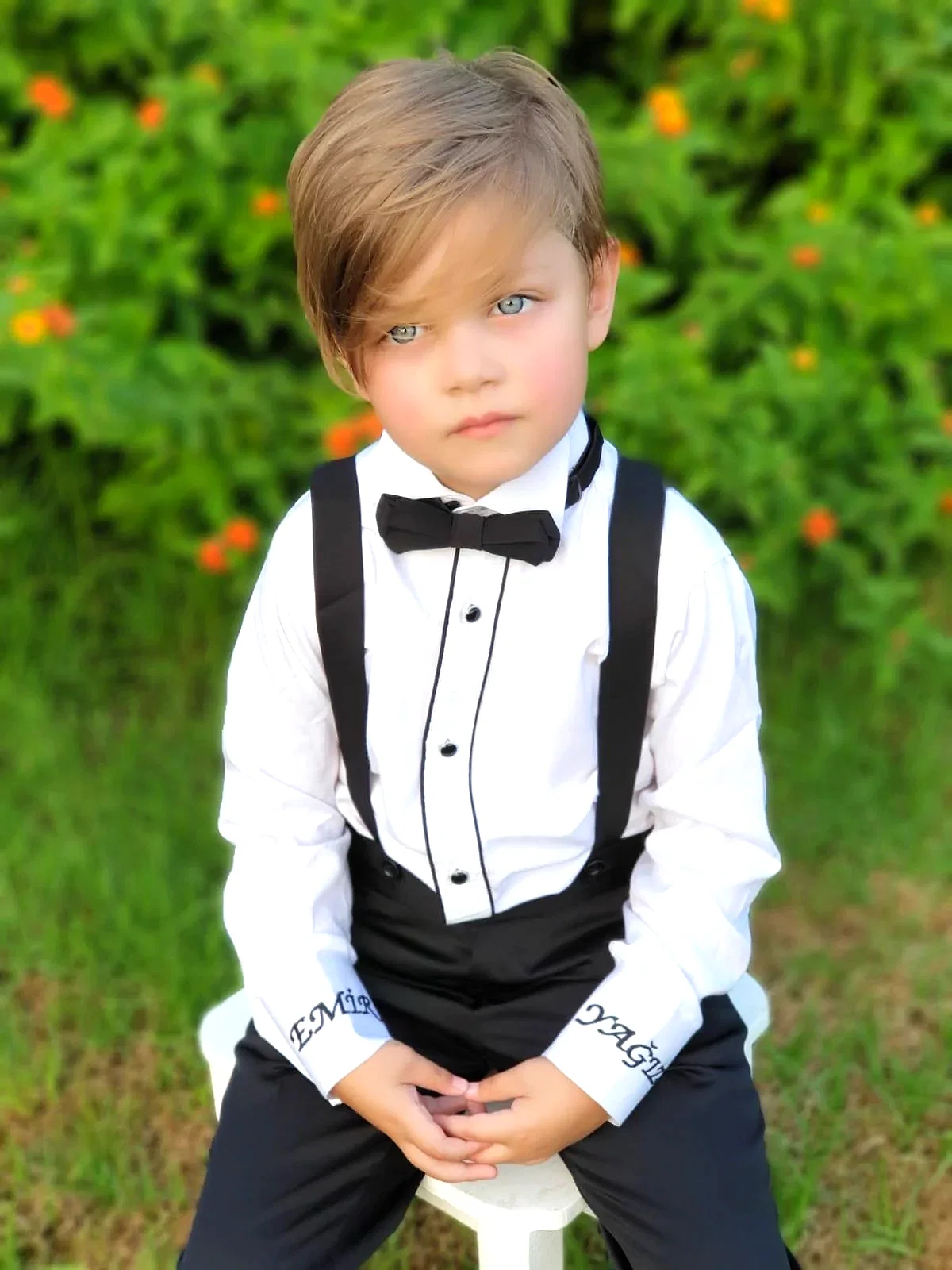 Papyon detaylı erkek çocuk takım elbise, beyaz gömlek siyah papyon ve askı kombinli çocuk özel gün kıyafeti