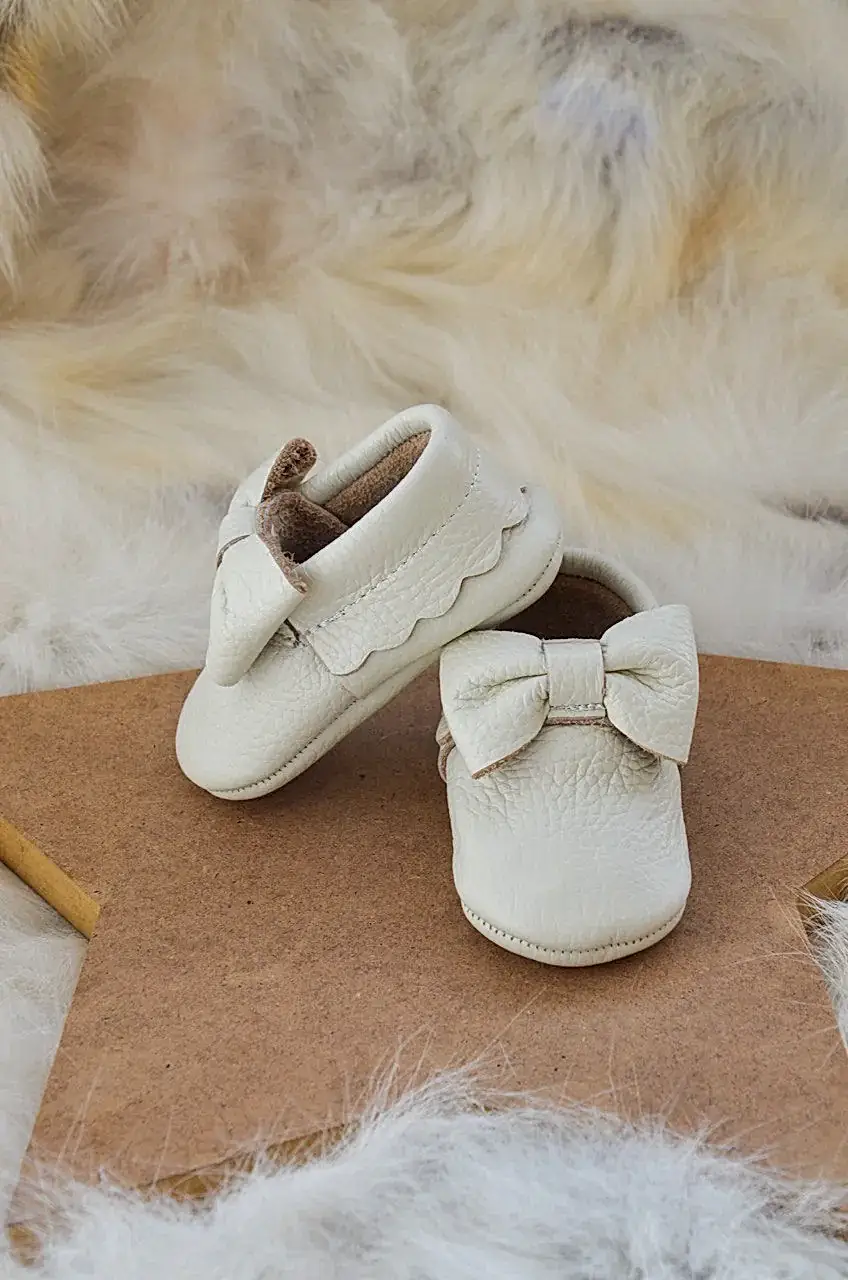 El Yapımı Gerçek Deri Krem Fiyonklu Bebek Patik – İlk Adım Ayakkabısı