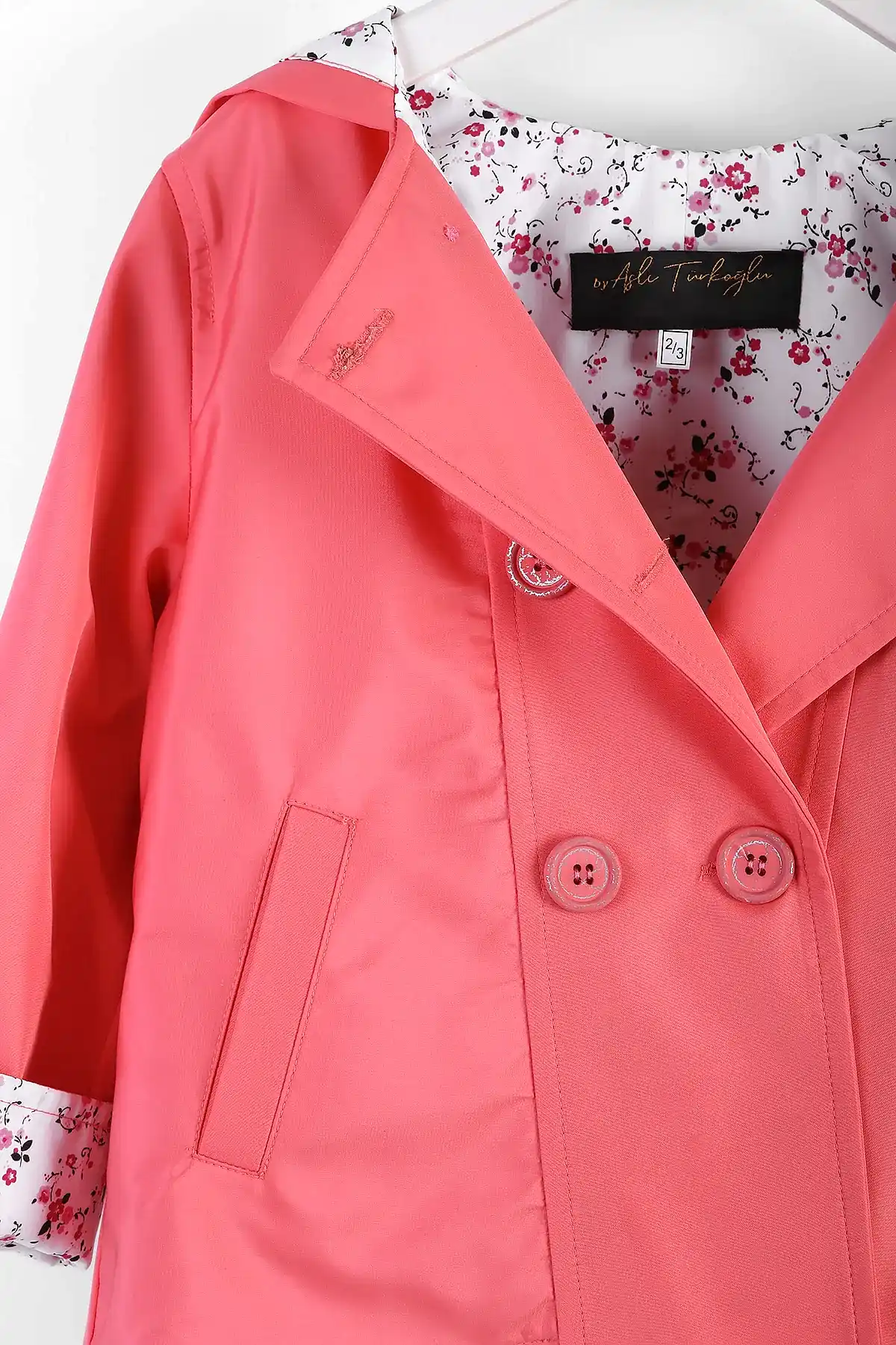 Kız Çocuk Çiçek Desenli Astar Detaylı Pembe Yağmurluk Trençkot – Su Geçirmez Dış Giyim