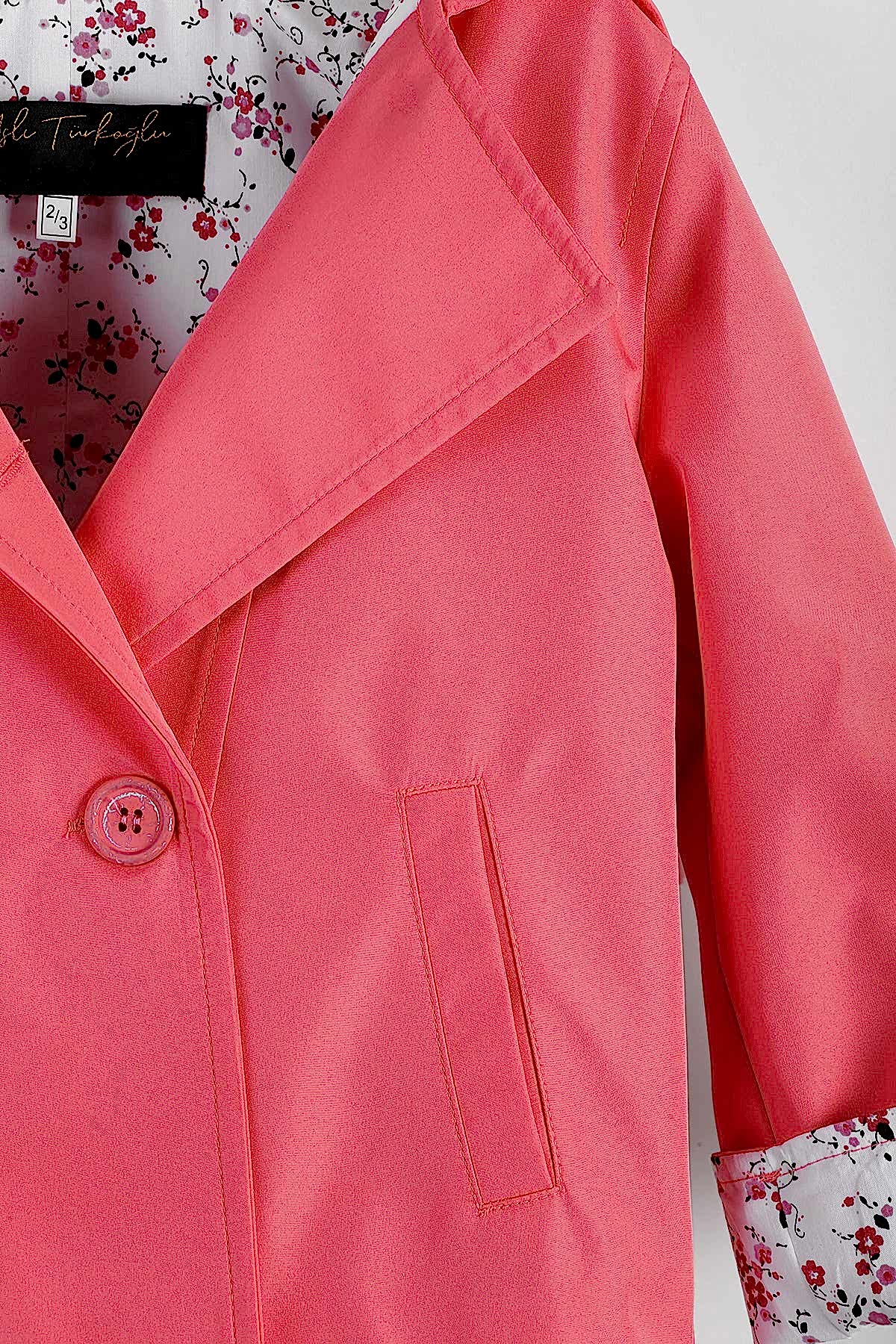 Kız Çocuk Çiçek Desenli Astar Detaylı Pembe Yağmurluk Trençkot – Su Geçirmez Dış Giyim