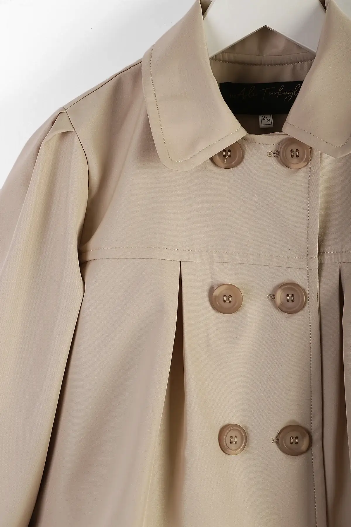 Kız Çocuk Bej Trençkot – Su Geçirmez, Düğmeli, Şık Dış Giyim