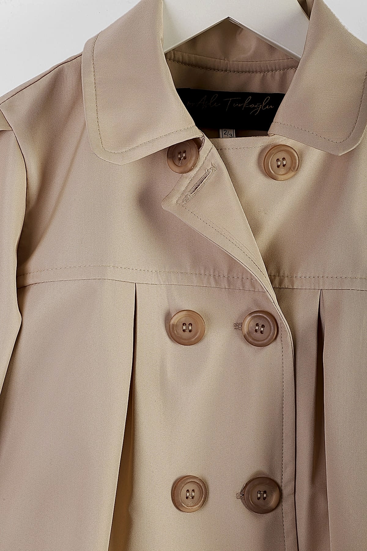 Kız Çocuk Bej Trençkot – Su Geçirmez, Düğmeli, Şık Dış Giyim