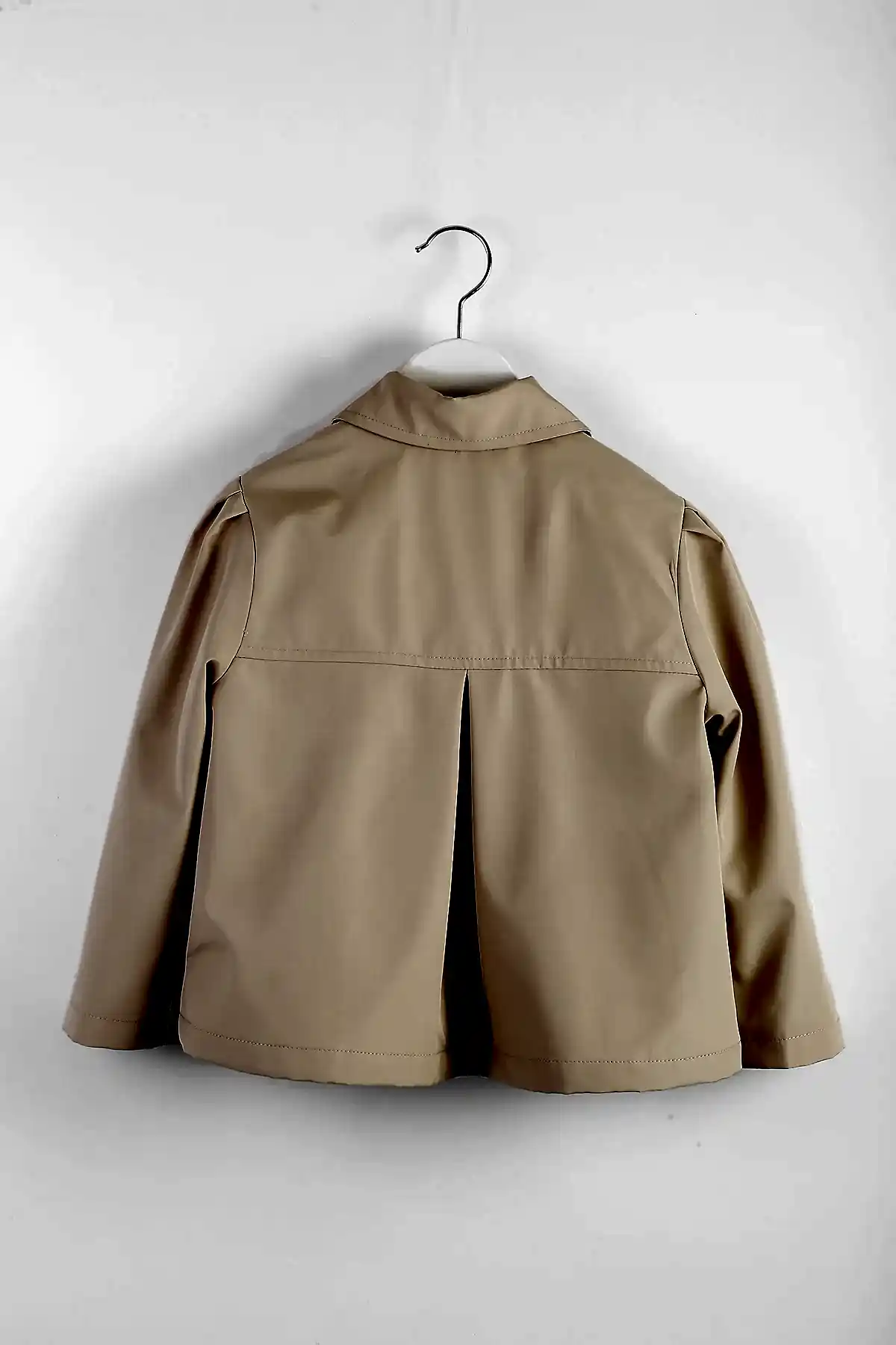 Kız Çocuk Bej Trençkot – Su Geçirmez, Düğmeli, Şık Dış Giyim